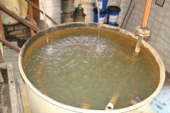 Tanque de aço inoxidável com caldo-de cana entrando em fase de fermentação