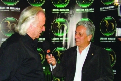 Maestro João Carlos Martins sendo entrevistado por José Carlos, diretor, editor e jornalista