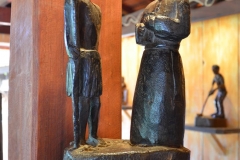 Índio e Padre, primeira escultura feita por Ditinho Joana, em madeira