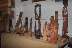 Diversas-pecas-do-escultor-Jose-Claudio-Veneranto-Embu-das-Artes-SP