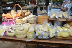 Diversos-tipos-de-queijos-e-paes-produzidos-na-propria-Fazenda-Aracatu-Cunha-SP_Easy-Resize.com_