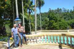 Jose-Carlos-e-Lourdes-posam-em-frente-a-piscina-Fazenda-N.S.-da-Conceicao-Jundiai-SP