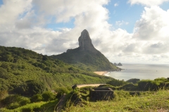 Da fortaleza  Nossa Senhora dos Remédios, o belo visual do Morro do Pico