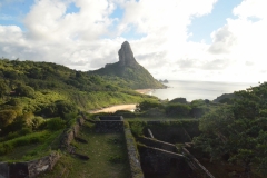 Visão das Ruinas da Fortaleza Nossa Senhora dos Remédios e ao fundo o Morro do Pico.