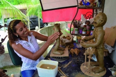 Alair Fogaça trabalhando uma peça em seu atelier