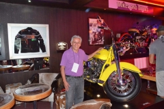 José Carlos, posa ao lado de uma moto Harley-  Davidson