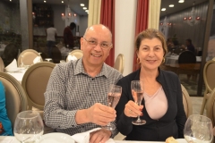 Dr. Estefano e Nesel, brindando um vinho rose, no restaurante