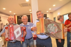 José Carlos, entre os músicos Marcolino e Ângelo, animando o jantar