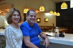 Cristina e Dr. Elisio no balcão do restaurante