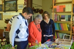 Maria Lucia mostrando as obras de Monteiro Lobato