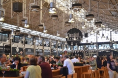 Área de alimentação do Mercado da Ribeira, em Lisboa - Portugal