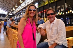 Silvia e Jarbinha, na área  de alimentação do Mercado da Ribeira, em Lisboa - Portugal