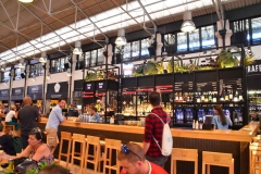 Visão interna do Mercado da Ribeira, em Lisboa - Portugal