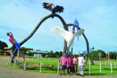 Joari, Suzy, Jacy e Tiago, em frente a Praça Portal do Pantanal, na cidade de Nossa Senhora do Livramento