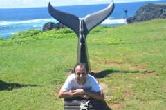 Claudio (cinegrafista), posando de Tritão em frente ao Museu Tubarões, em Fernando de Noronha