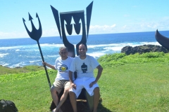 José Carlos e Claudio, posam em frente ao Museu Tubarões, em Fernando de Noronha (PE)