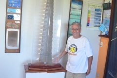 José Carlos posa ao lado de uma peça do peixe serra, no Museu Tubarões, em Fernando de Noronha (PE)