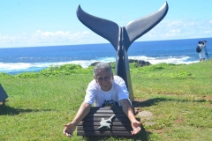 José Carlos, , posando de Tritão em frente ao Museu Ttubarões, em Fernando de Noronha (PE)