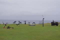 Peças estilizadas  expostas na área externa do Museu Tubarões, em Fernando de Noronha (PE)