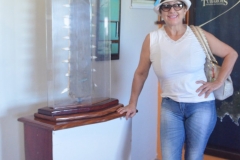 Rita Minami (Turismo em Pauta), posa ao lado de uma peça do peixe serra, no Museu Tubarões, em Fernando de Noronha(PE)