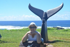 Rita Minami (Turismo em Pauta), posando de sereia, em frente ao Museu Tubarões, em Fernando de Noronha (PE).