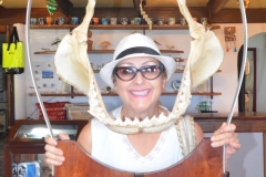 Rita Minami (Turismo em Pauta), posando dentro da arcada de um tubarão, no Museu Tubarões, em Fernando de Noronha (PE)