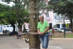 José Carlos em frente ao chafariz, na Praça de Bananal (SP)