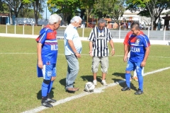 Ex-árbitro de futobel José Astolphi dando o pontapé inicial da Copa Rotary 2013