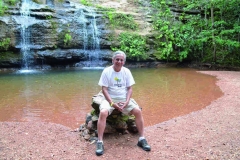 José Carlos, posa em frente a Cascatinha, no Parque Estadual da Serra de Caldas