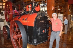 José Carlos, ao lado de uma locomotiva movido a vapor, durante visita ao Museu Mundo a Vapor - Canelas - RS