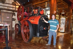 Tiago (cinegrafista), ao lado de uma locomotiva, durante visita ao Museu Mundo a Vapor - Canela (RS)