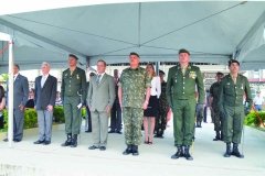 General de Brigada Achilles Furlan Neto (Comandante de Aviação do Exército) árticipando da passagem de comando ao lado de autoridades e convidados (1)