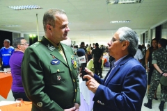 General de Brigada Achilles Furlan Neto (Comandante de Aviação do Exército de Taubaté), sendo entrevistado pelo jornalísta José Carlos