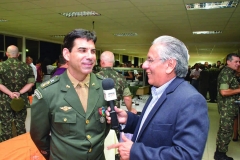 Ten. Cel. André Luiz de Andrade Azevedo (novo comandante da Base do Exército de Taubaté), sendo entrevistado pelo jornalísta José Carlos