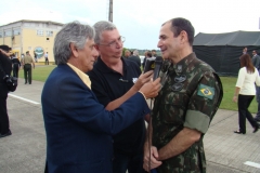 José Carlos entrevistando o novo comandante da Aviação do Exercito de Taubaaté, General Eduardo Diniz