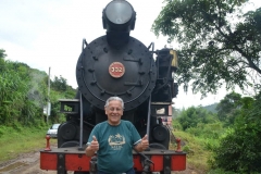 José Carlos, posa em frente a locomotiva Maria Fumaça, na Estação Manacá