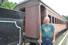 José Carlos, posa em frente aos carros-vagões de passageiros, na Estação Manacá