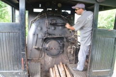 Visão da cabine de comando da locomotiva Maria Fumaça