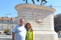 Dr. Elisio e Cristiana ao lado da estátua equestre de D. João I, em Lisboa - Portugal.com