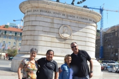 Ivanete, Jayme, Christiane e Fabio em frente a estátua equestre, na Pça. da Figueira