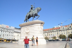 José Carlos em frente a estátua equestre de D. João I, em Lisboa - Portugal