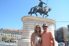 Silvia e Jarbinha em frente a estátua equestre, em Lisboa - Portugal