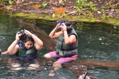 Dani e Suzy descansando após curtir os encantos dos peixes