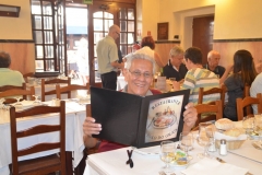 José Carlos posa com o cardápio do Restaurante João do Grão, em Lis (2)