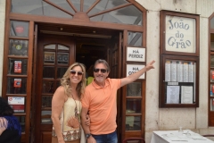 Silvia e Jarbas em frente ao Restaurante João do Grão, em Portugal