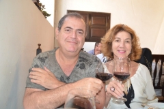 Dr. Elisio e Cristina, degustando um vinho português, no Restaurante O Fuso