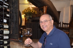 Dr. José Estefano, degustando um bom vinho