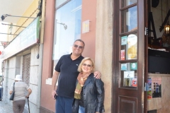 Fabio e Christiane, em frente ao Restaurante O Fuso - Portugal