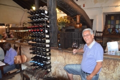 José Carlos ao lado do balcão, degustando um bom vinho português