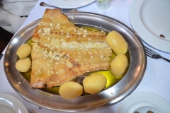 Posta de bacalhau com batata e alho